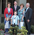 Familie Louwdijk voor het kantoor